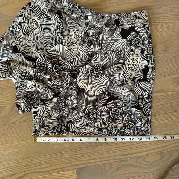 Express high waisted black cream floral shorts - size Medium NWT - Picture 4 of 7